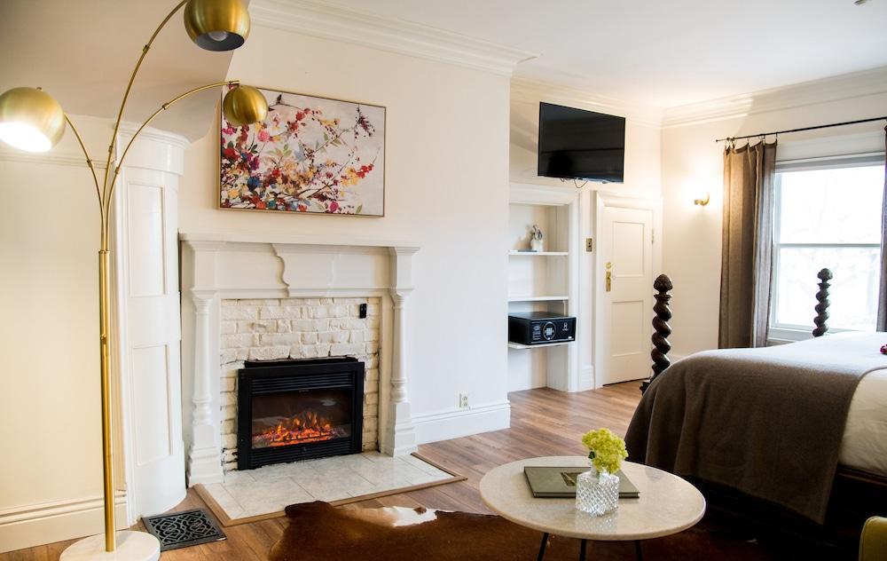Cedar Gables 4*